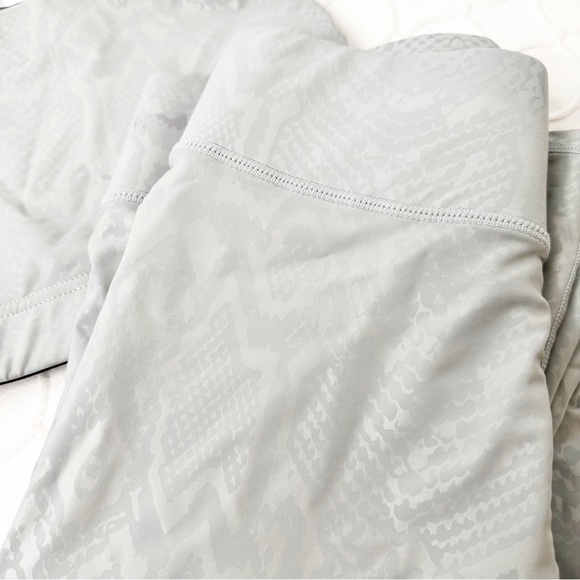 TEREZ 2-piece UpLift Sports Bra & Ankle Leggings Silver Obsidian Snakeskin Small - Picture 5 of 7